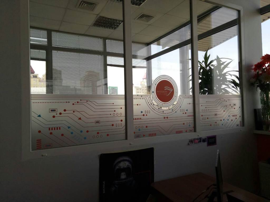 Поклейка матової плівки з друком на перегородках в офісі